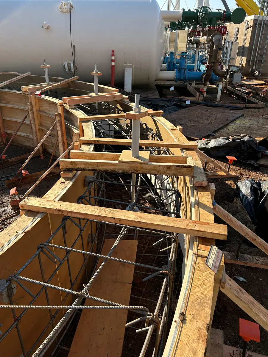 Formwork and reinforcing steel set for a curved concrete structure.